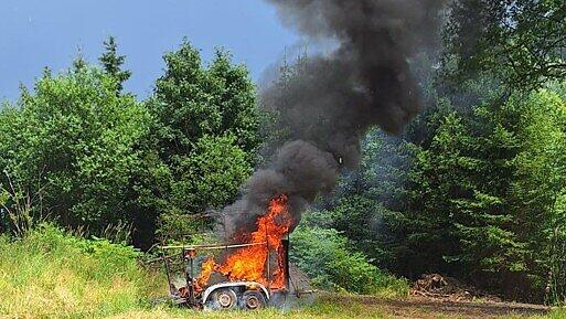 Anhänger in Wald in Pinzgau in Vollbrand