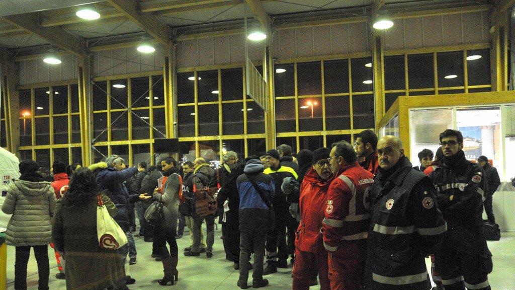 Norman Atlantic: Fähre wird abgeschleppt, Passagiere kommen an
