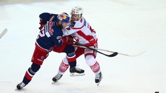 Der KAC (weiß) ringt Salzburg (blau) im fünften Halbfinal-Duell nieder, führt nun mit 2:3.