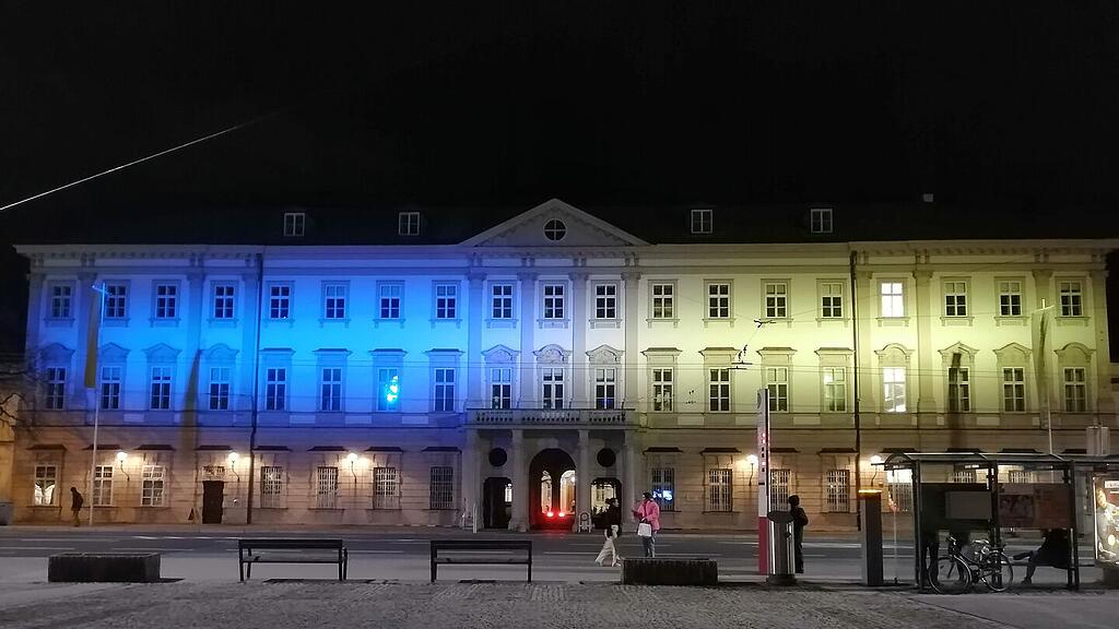 Schloss Mirabell leuchtet in Ukraine-Farben