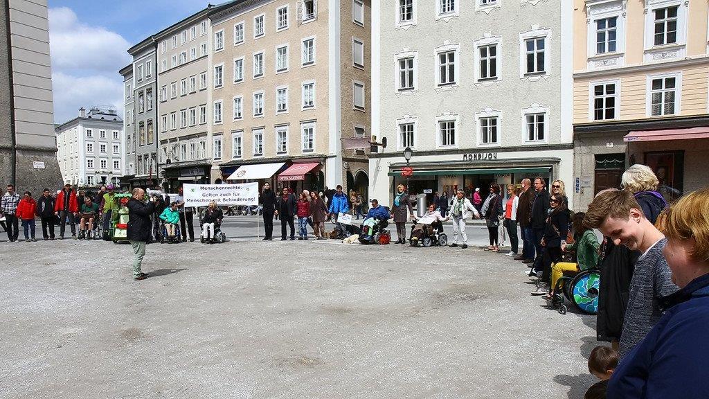 Menschenkette am Residenzplatz