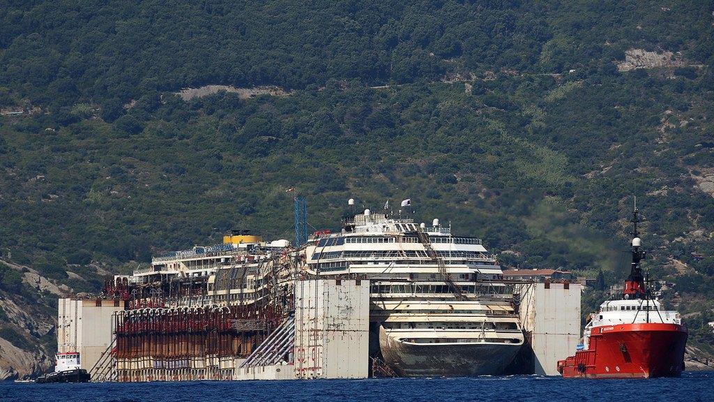 Costa Concordia verlässt Giglio