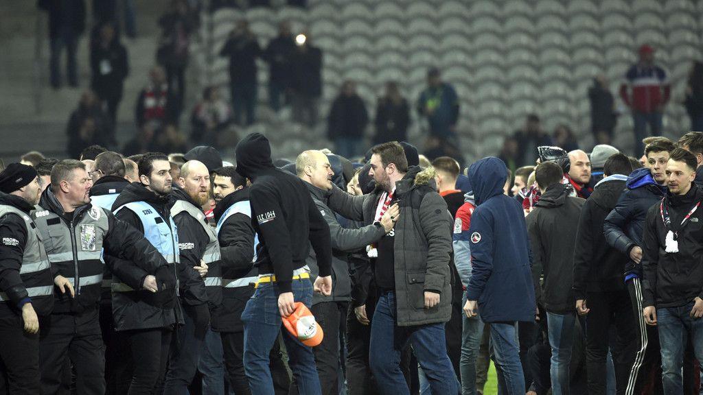 Fußballfans stürmten in Lille den Rasen