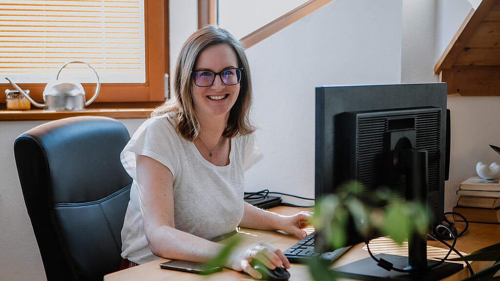 Michaela, Home Office