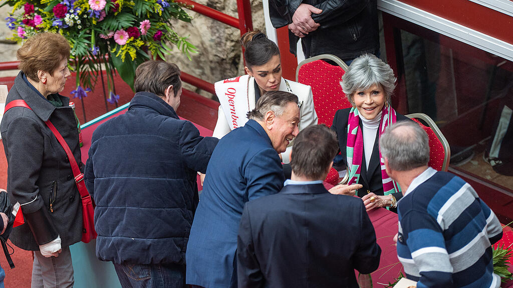 Opernball: Autogrammstunde mit Jane Fonda