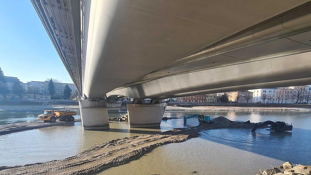 Bagger unter Eisenbahnbrücke Lehen, Salzach