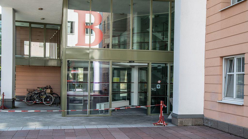 Eingang beim Finanzamt verwüstet