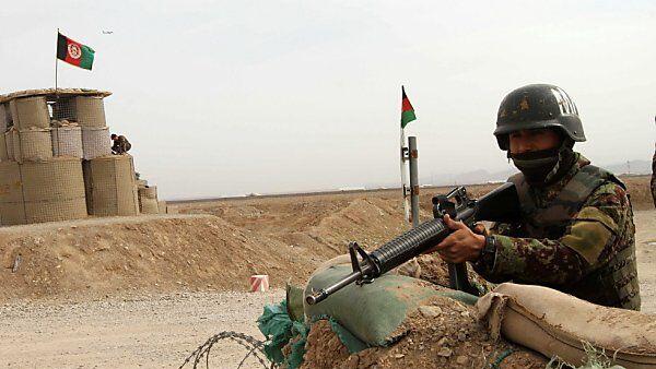 Ein afghanischer Soldat auf seinem Posten