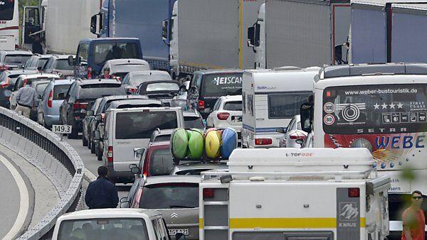 Auf den Straßen verreisende Urlauber brauchen wieder Geduld