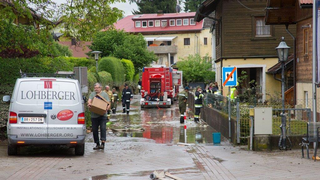 Aufräumarbeiten in Oberndorf, I