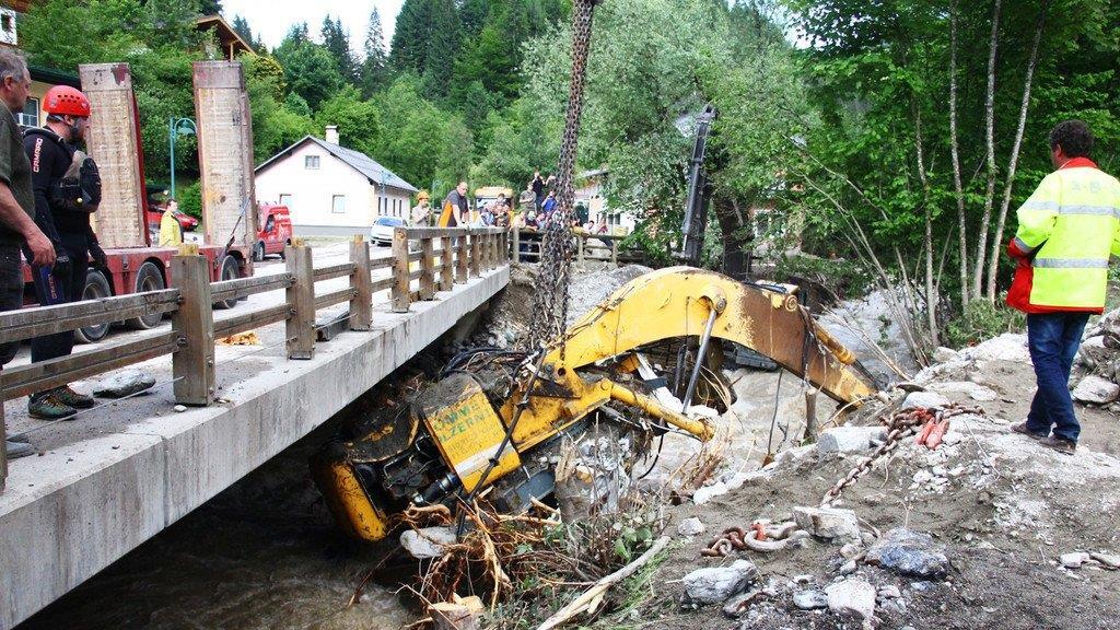 Bagger in Hüttau geborgen