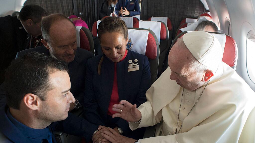 Der Papst nahm die kirchliche Trauung im Flugzeug vor.