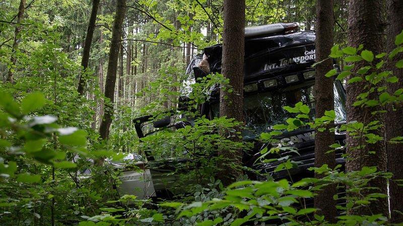 B20: Lkw kracht in Bäume