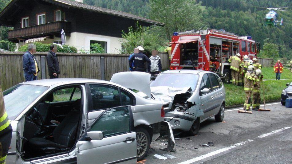 Der Unfall in Lofer forderte vier Verletzte.