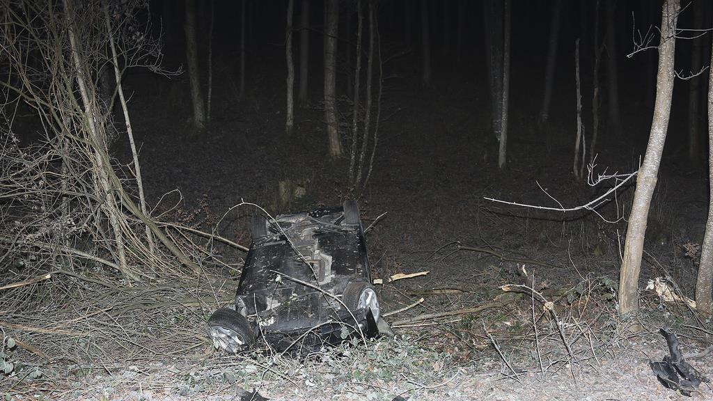 Unfall in Piding: 26-Jähriger überschlägt sich mit Pkw