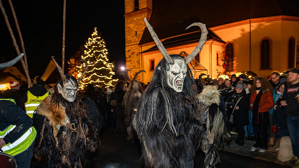 Krampuslauf im Ortszentrum, Großgmain
