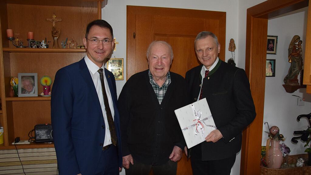 Neumarkts Bürgermeister Adi Rieger und Landtagspräsident Josef Schöchl mit dem Jubilar Ludwig Eichinger.