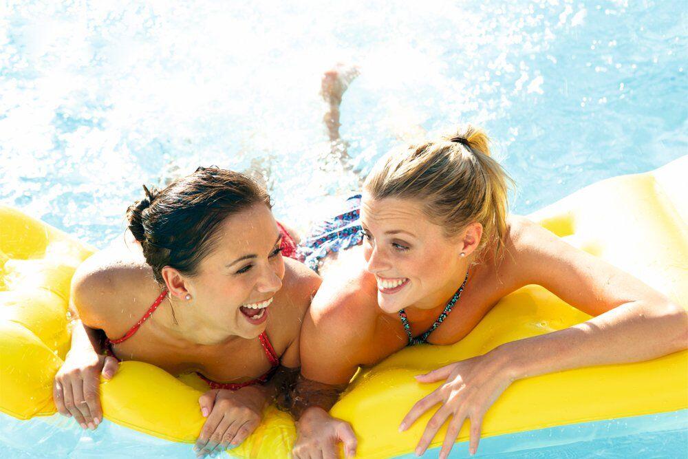 Strand- und Urlaubsfeeling erwartet uns am 19. April in der Watzmann Therme zur Pool Party und Sauna Nacht.
