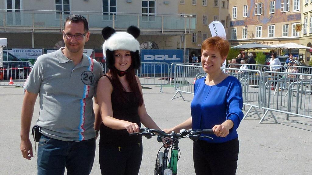 Frederico Ferreira, Gewinnerin Dayana Vukic mit einer Fahrradhelm-Kreation und Ursula Hemetsberger.