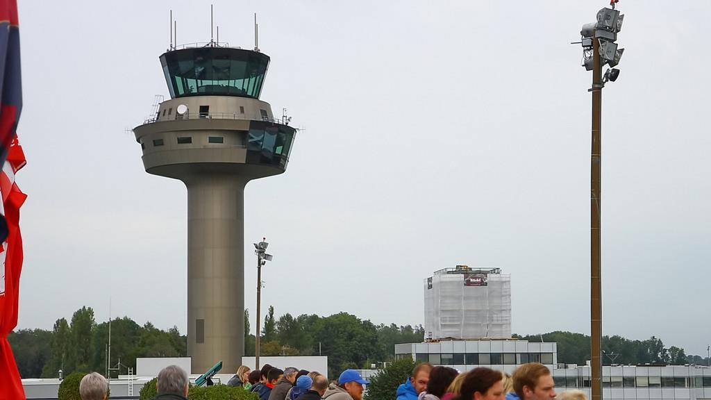 Alter Tower am Flughafen abgetragen