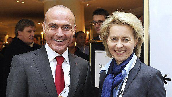 Klug mit deutscher Amtskollegin von der Leyen