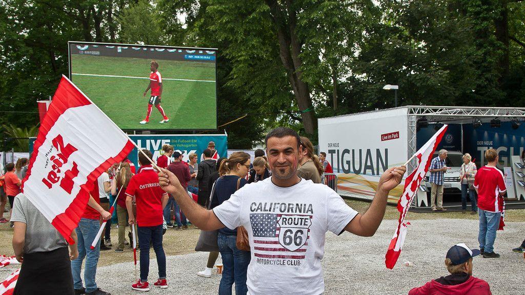 Volle Fan-Zone im Volksgarten