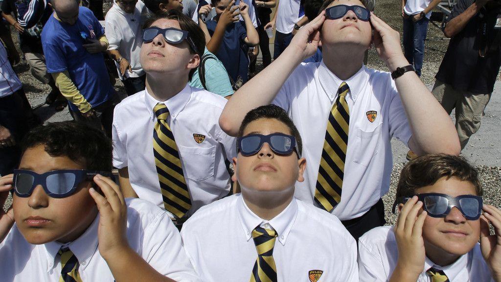 Menschen von Sonnenfinsternis fasziniert