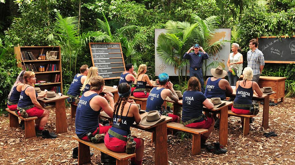 Kaum sind die zwölf Stars im Dschungelcamp angekommen, müssen sie auch schon zu ihrer ersten gemeinsamen Prüfung antreten.