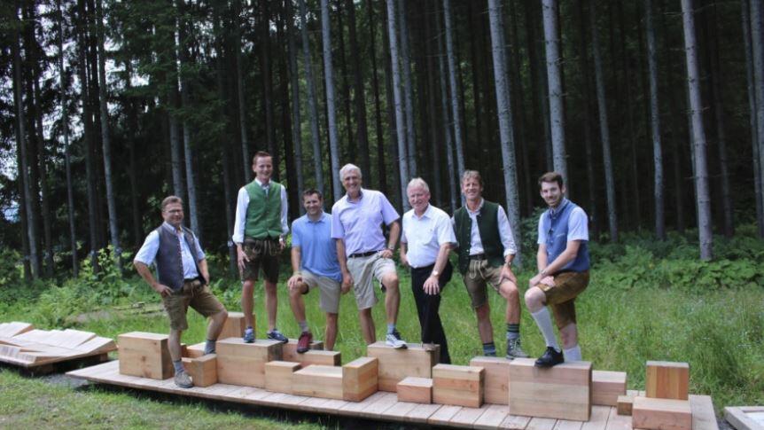 Bei der Eröffnung: Im Bild v.l.: Christian Rohrmoser, Bürgermeister Alois Hasenauer, Thomas Birnleitner und Roland Werthner, Josef Leitinger, Obmann Tourismusverband Konrad Schwabl, Florian Juritsch