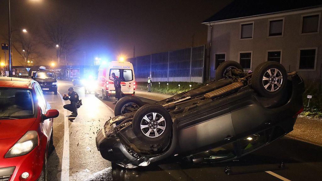 Bahnhofstraße: Pkw überschlägt sich