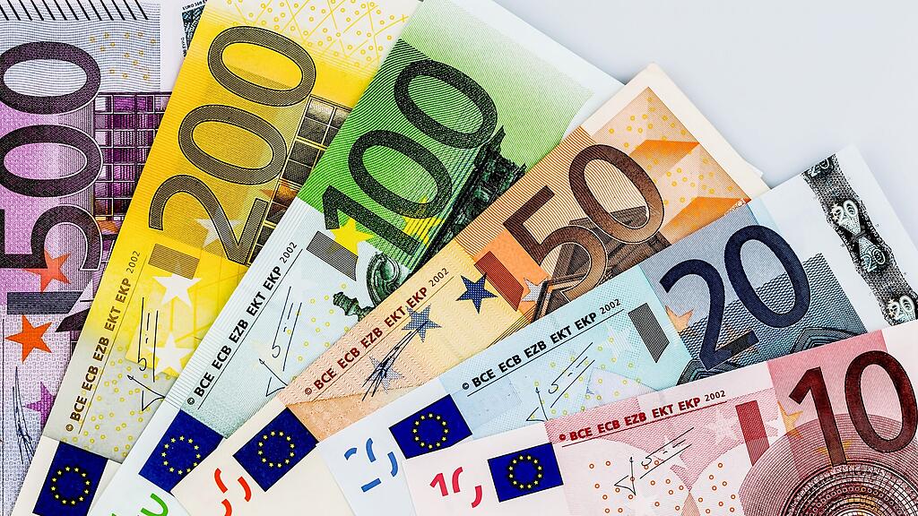 Die Jugendliche hatte Falschgeld in fünfstelliger Höhe im Gepäck. (Symbolbild)