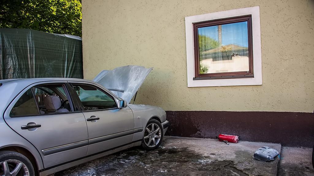 Stadt Salzburg: Pkw brennt in Bachstraße aus