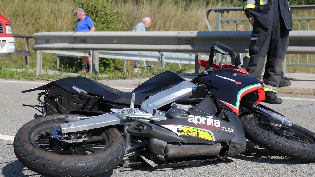 Biker prallt in Pkw