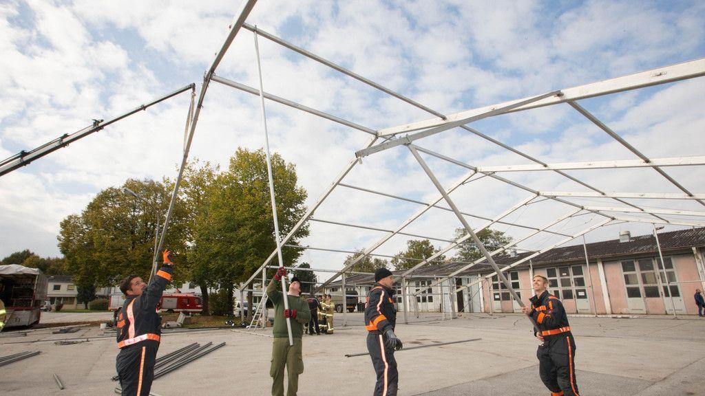 Zelte für Flüchtlinge in alter Autobahnmeisterei