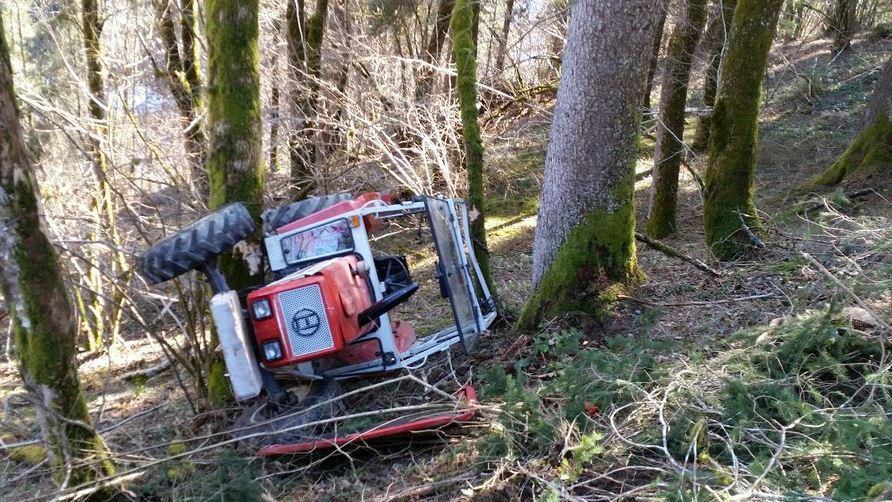 Landwirt mitsamt Traktor in die Tiefe gerissen