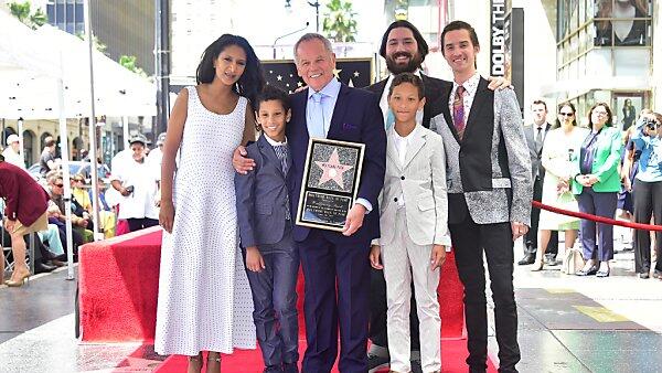Ein stolzer Wolfgang Puck mit seiner Familie auf dem Walk of Fame