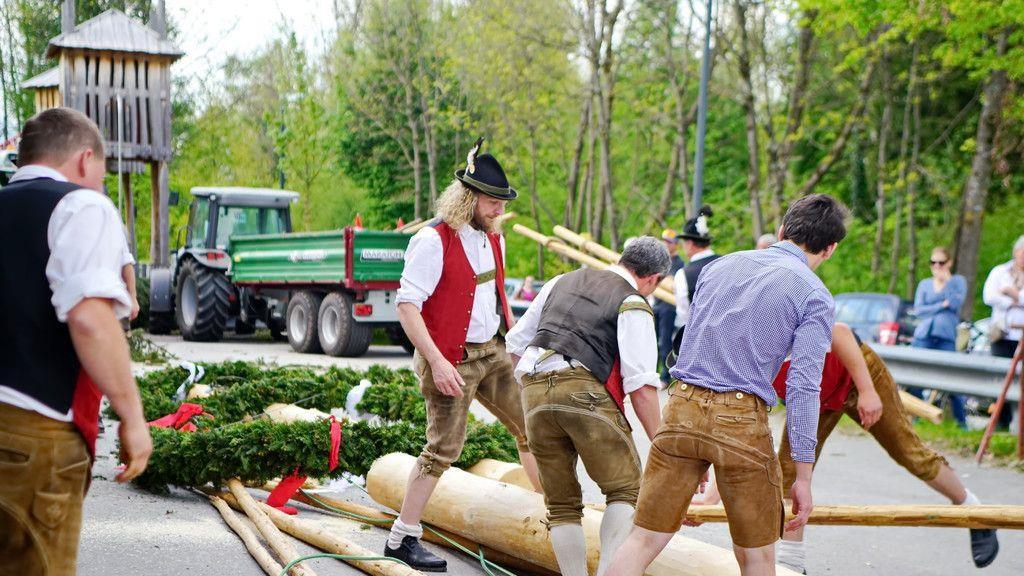 Maibaumaufstellen in Leopoldskron
