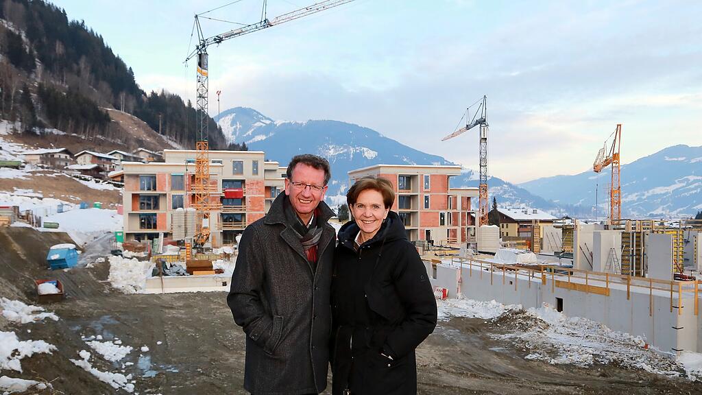 Vizebürgermeister Andreas Wimmreuter zeigte Landesrätin Brigitta Pallauf das Wohnbauprojekt Limberg in Zell am See.