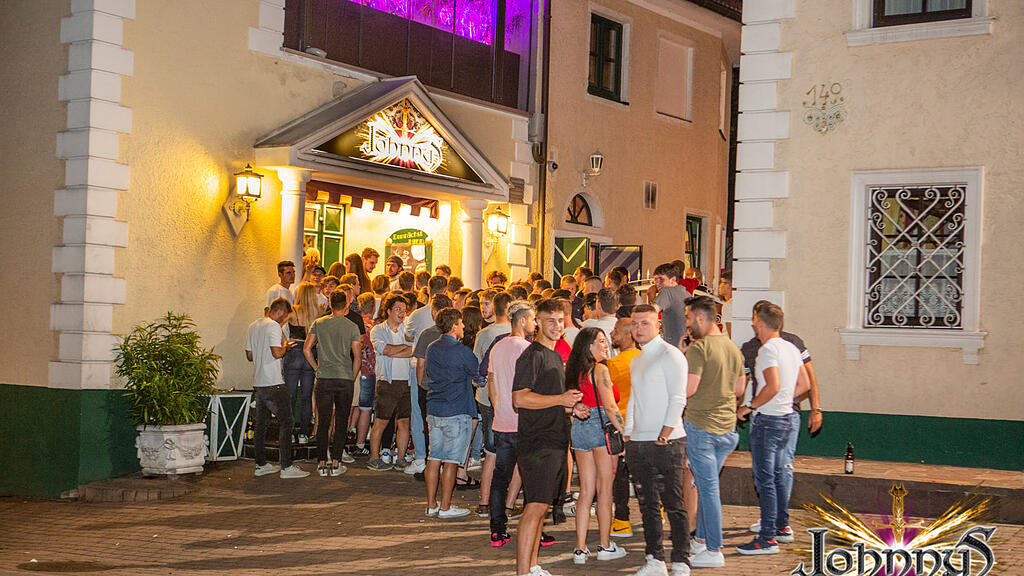 Schlange vor dem Club "Johnnys" in Oberndorf