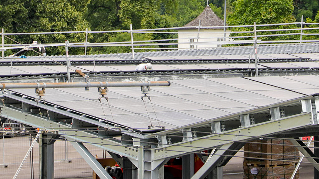 Photovoltaik-Carport-Anlage vor Red-Bull-Arena