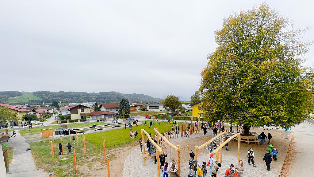 Eugendorf_Neue Sportanlage beim Schulhof eröffnet_Kinder bei Geschicklichkeitsparcours2_© Marktgemeinde Eugendorf-Wintersteller.jpg