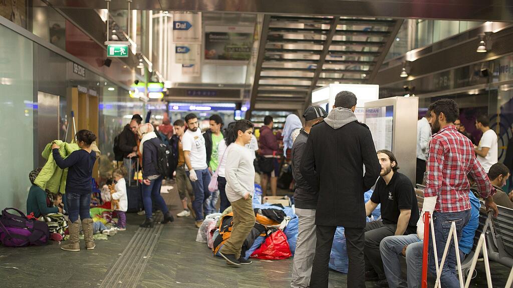 Flüchtlinge warten am Bahnhof in Graz.