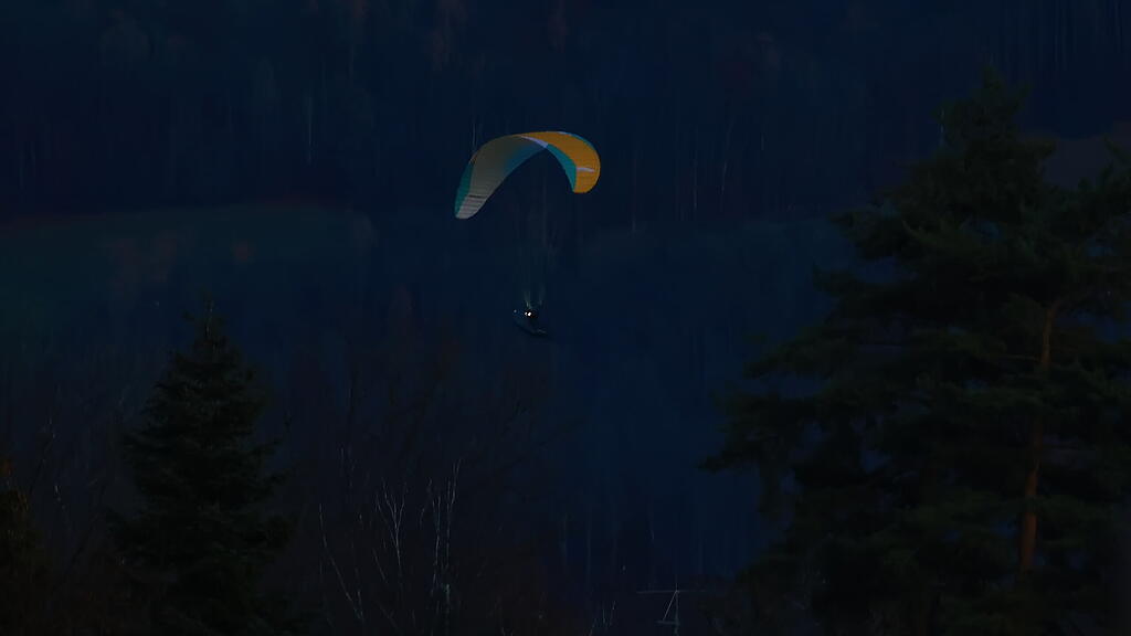 Paragleiter über der Festung