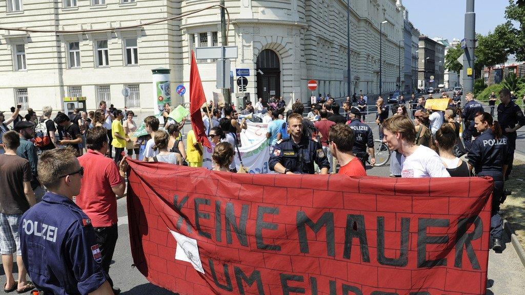Demo gegen Abschiebung der Flüchtlinge vor Wiener Servitenkloster