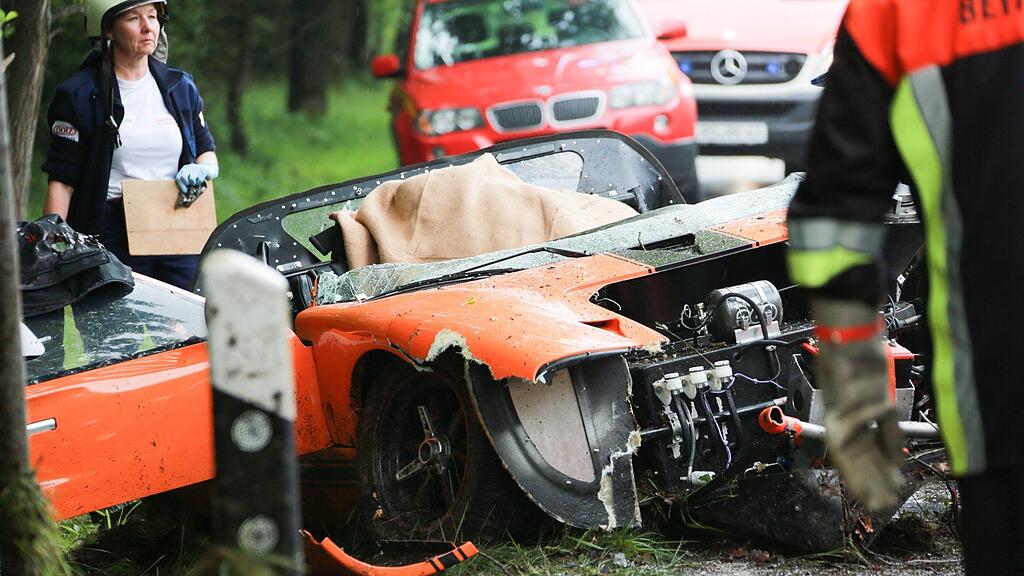Für den Beifahrer kam jede Hilfe zu spät, der Lenker des Wagens erlitt schwere Verletzungen.