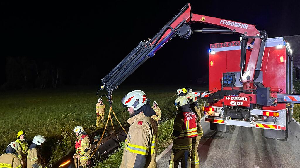 Auto in Böschung
