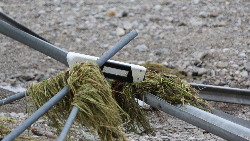 Aufräumarbeiten an der A8