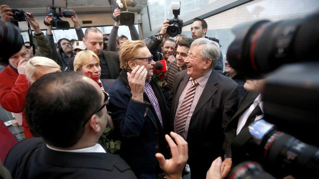 Helmut Berger verteilte Rosen in der Lugner City in Wien