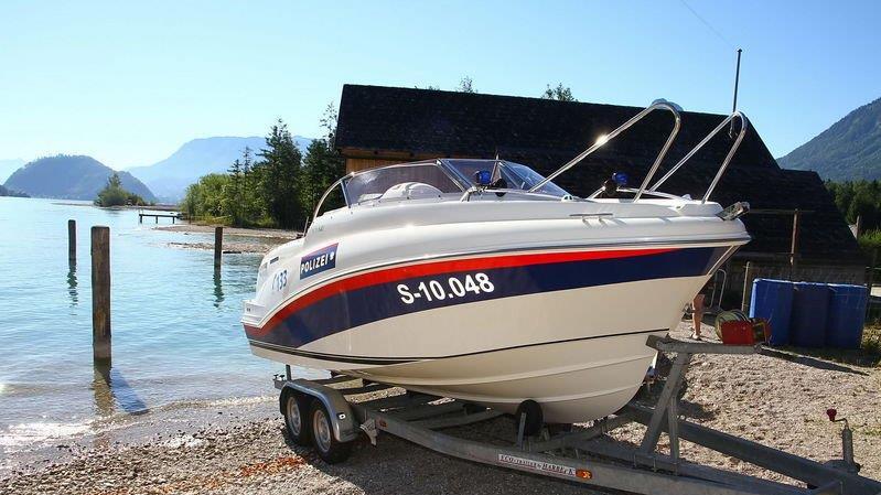Polizeiboot im Wasser