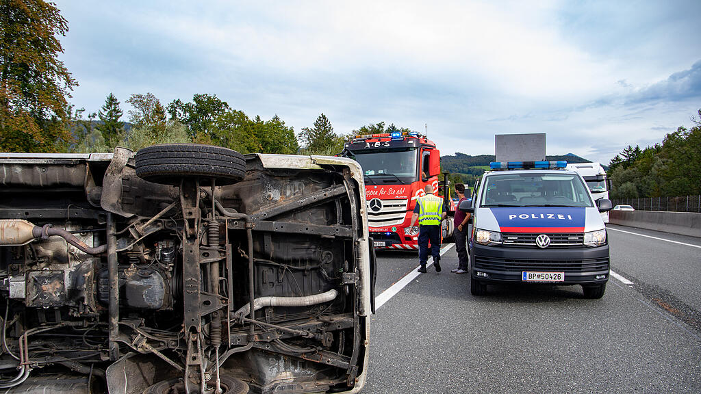 Verkehrsunfall A10 Puch: Kleinbus umgestürzt